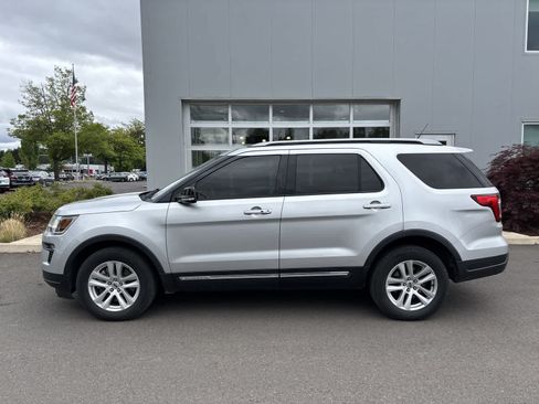 Used 2018 Ford Explorer XLT w/ Equipment Group 202A AWD/4WD image 2