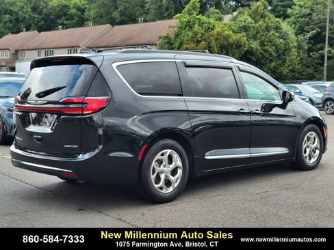 Used 2022 Chrysler Pacifica Limited image 5