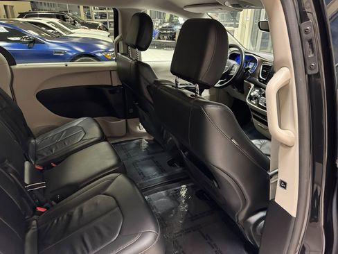 Used 2017 Chrysler Pacifica Touring-L w/ Tire & Wheel Group image 43