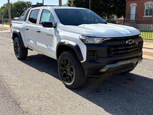 New 2026 Chevrolet Colorado Trail Boss w/ Midnight Edition AWD/4WD image 2