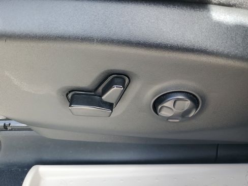 Used 2024 Chrysler Pacifica Touring-L FWD image 12