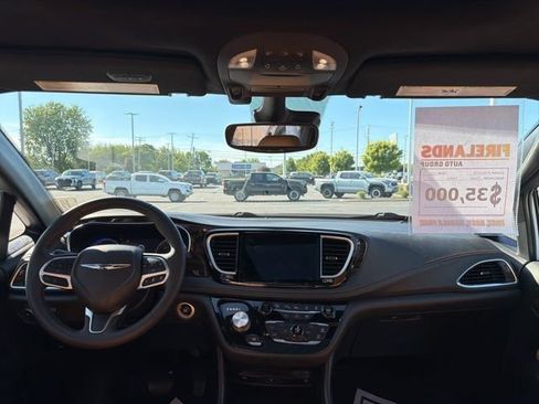 Used 2022 Chrysler Pacifica Pinnacle FWD image 12