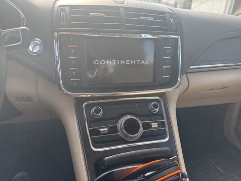 Used 2017 Lincoln Continental Select image 3