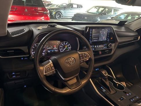 Used 2022 Toyota Highlander XLE FWD image 6