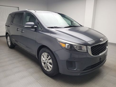 Used 2017 Kia Sedona LX w/ LX Essentials Premium Package FWD image 13