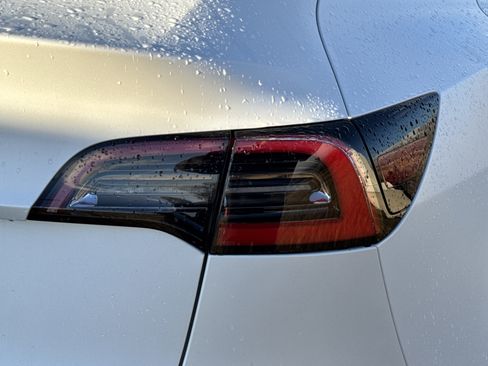 Used 2021 Tesla Model Y Long Range image 11