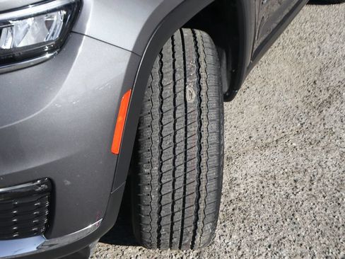 Used 2023 Jeep Grand Cherokee L Limited AWD/4WD image 45