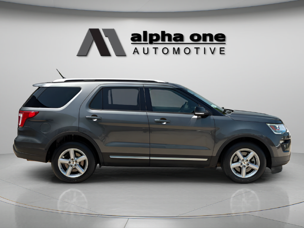 Used 2018 Ford Explorer XLT w/ Equipment Group 201A FWD image 4