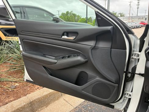 Used 2025 Nissan Altima 2.5 SV FWD image 15
