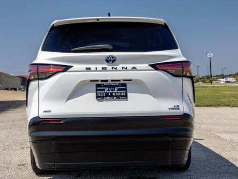 Used 2022 Toyota Sienna LE image 6