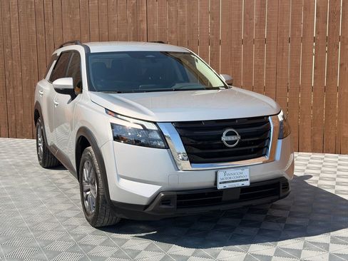 Used 2025 Nissan Pathfinder SV AWD/4WD image 12