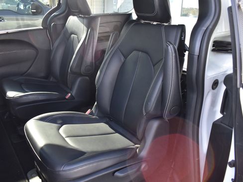 Used 2024 Chrysler Pacifica Hybrid S Appearance Pkg w/ Uconnect Theater Family Group image 29