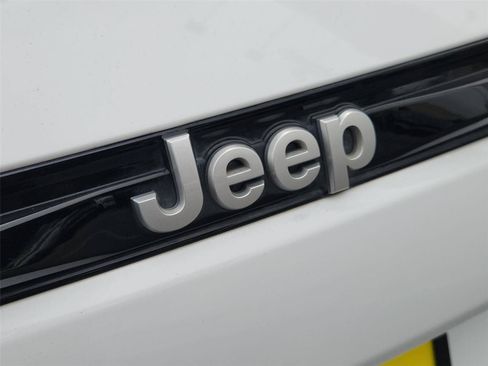 Used 2025 Jeep Grand Cherokee Summit AWD/4WD image 32
