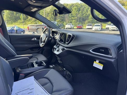 New 2027 Chrysler Pacifica Select AWD/4WD image 14