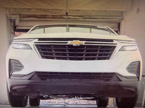 Used 2024 Chevrolet Equinox LS w/ LS Convenience Package image 2