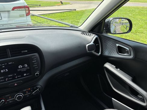 Used 2025 Kia Soul LX w/ LX Technology Package FWD image 32