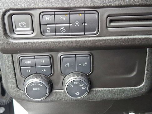 Used 2024 Chevrolet Suburban Premier image 22