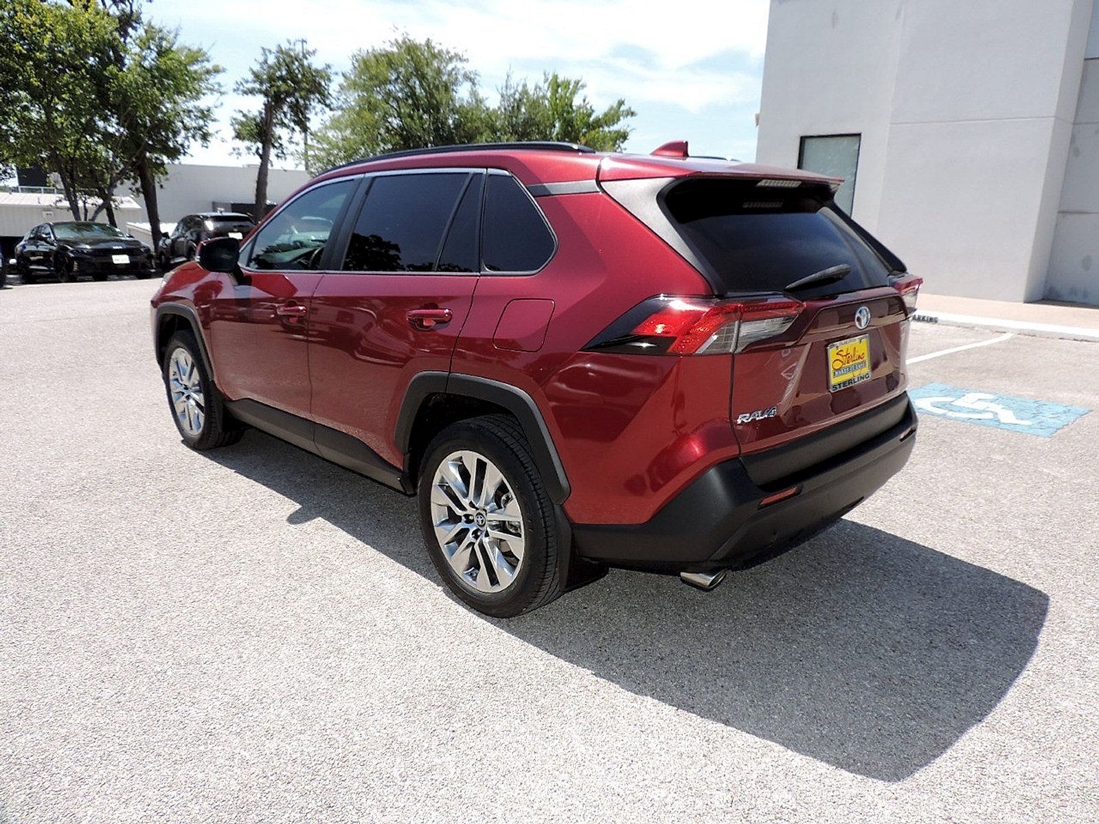 Used 2019 Toyota RAV4 XLE Premium FWD image 7