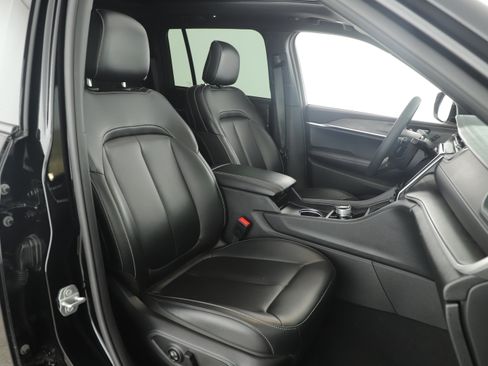 Used 2025 Jeep Grand Cherokee Limited w/ Black Appearance Package image 9