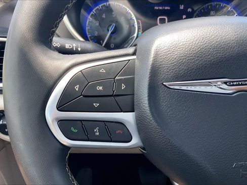 Used 2024 Chrysler Pacifica Touring-L FWD image 23