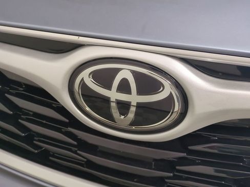 Used 2023 Toyota Highlander XLE FWD image 13