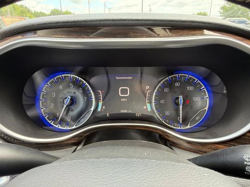 Used 2024 Chrysler Pacifica Limited FWD image 32
