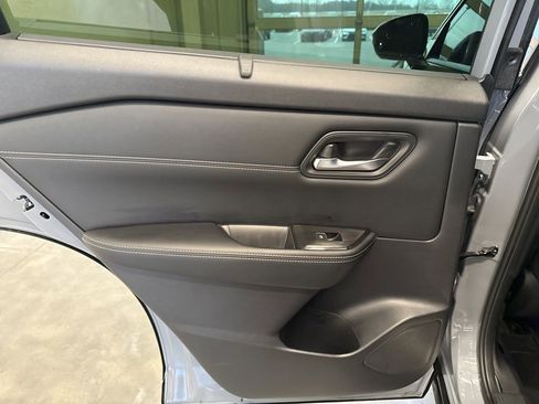 Used 2025 Nissan Rogue SL w/ SL Premium Package image 22