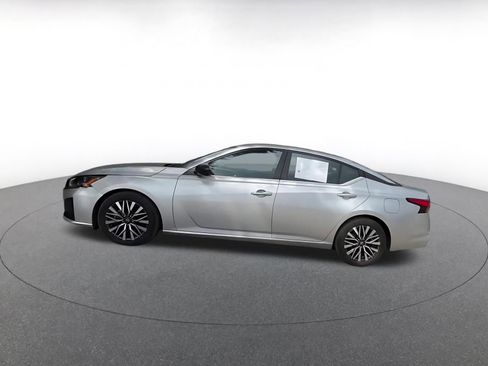 Used 2025 Nissan Altima 2.5 SV FWD image 9