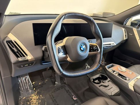 Used 2023 BMW iX xDrive50 w/ Premium Package AWD/4WD image 4