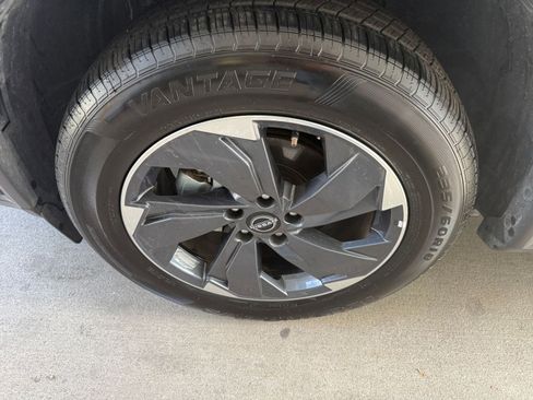 Used 2025 Nissan Rogue SV FWD image 32