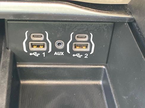 Used 2022 Chrysler Pacifica Limited AWD/4WD image 12