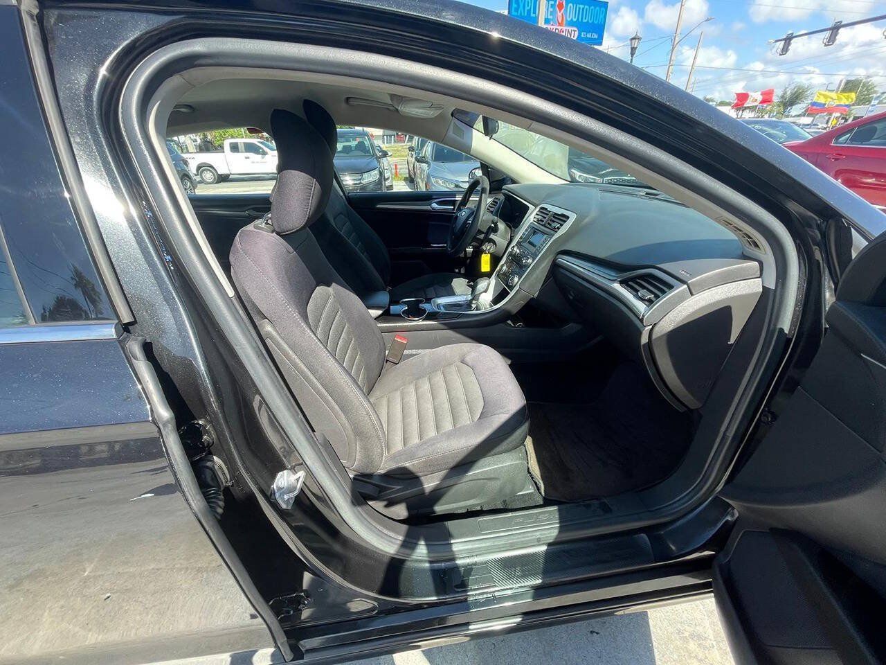 Used 2014 Ford Fusion SE FWD image 9