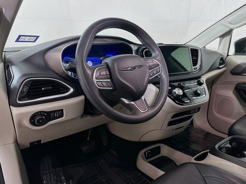 Used 2023 Chrysler Pacifica Touring-L image 9