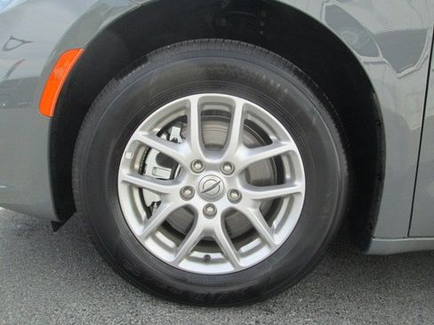 Used 2025 Chrysler Pacifica Select FWD image 8