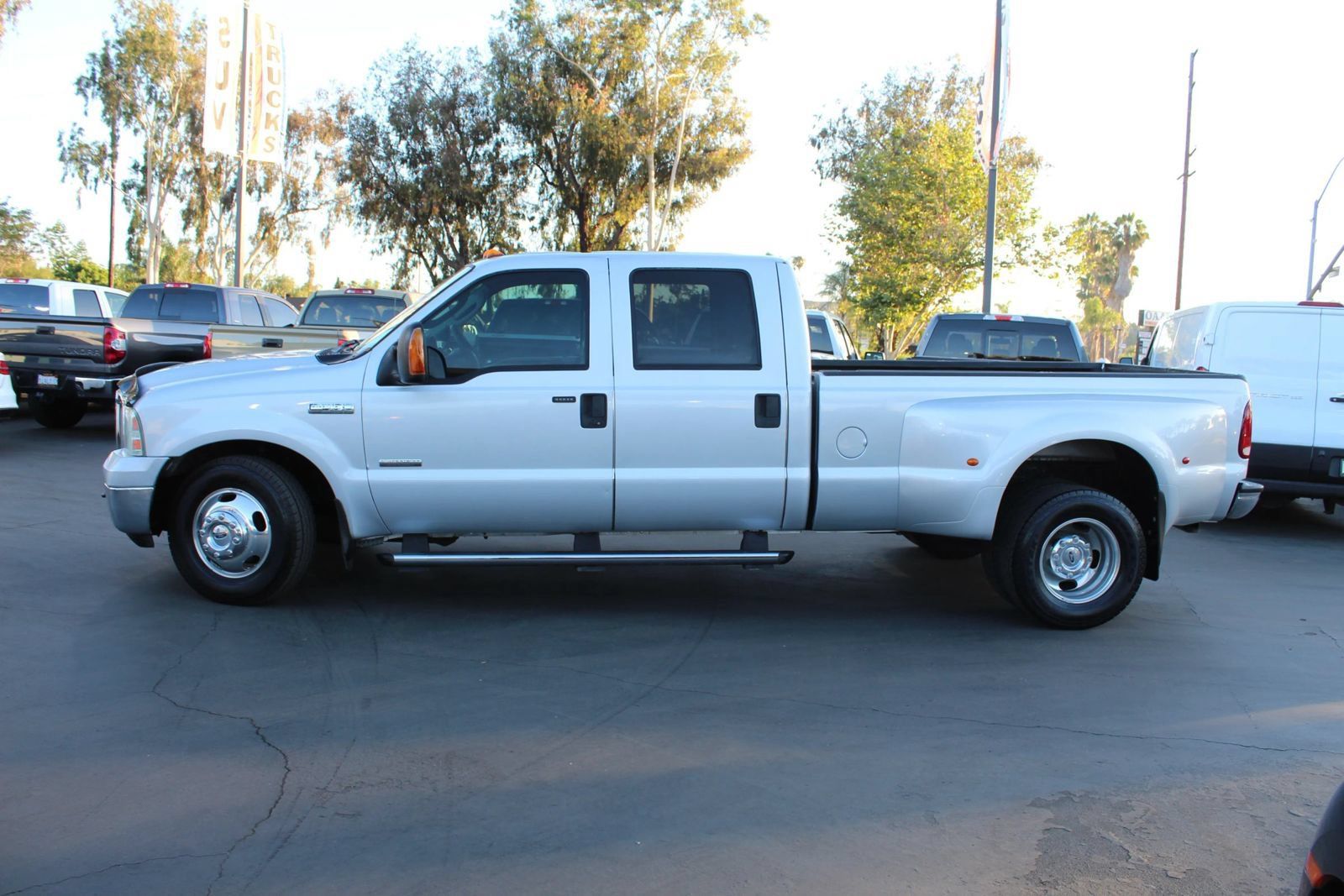 Used 2005 Ford F350 Lariat RWD image 2