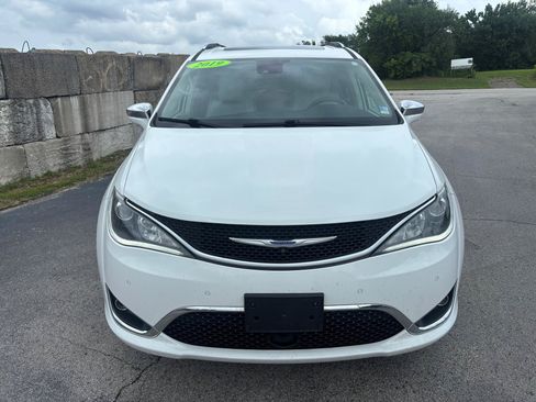 Used 2019 Chrysler Pacifica Limited w/ Advanced Safetytec Group FWD image 2