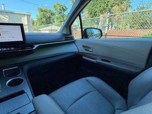 Used 2025 Toyota Sienna XLE FWD image 35