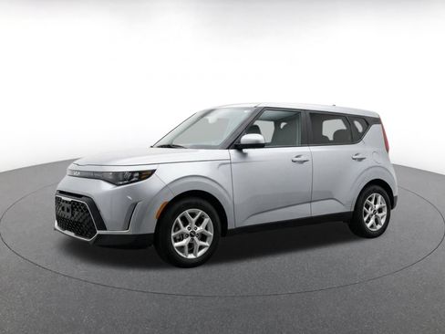 Used 2025 Kia Soul LX w/ LX Technology Package FWD image 3