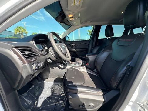 Used 2022 Jeep Cherokee Trailhawk w/ Comfort/Convenience Group AWD/4WD image 13