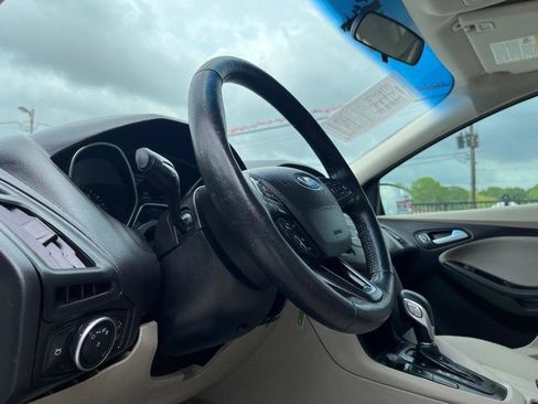 Used 2018 Ford Focus SE w/ Cold Weather Package FWD image 12