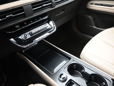 Used 2023 Lincoln Corsair AWD image 18