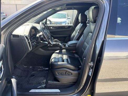 Used 2023 Porsche Cayenne AWD/4WD image 19