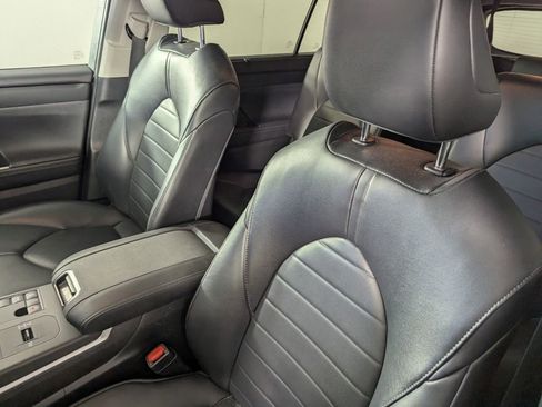 Used 2024 Toyota Highlander XLE image 12