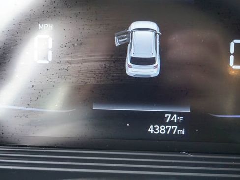 Used 2025 Hyundai Venue SEL FWD image 16