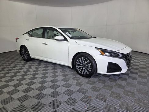 Used 2024 Nissan Altima 2.5 SV w/ SV Premium Package FWD image 3