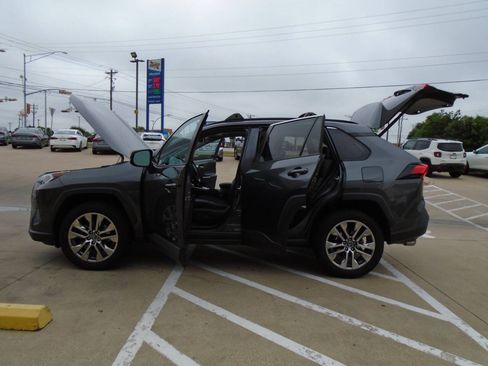 Used 2019 Toyota RAV4 XLE Premium FWD image 25
