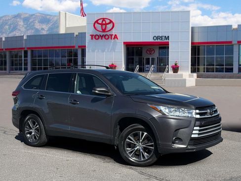 Used 2019 Toyota Highlander LE AWD/4WD image 1