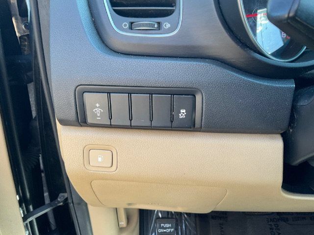 Used 2015 Kia Sedona LX w/ LX Convenience Package FWD image 18