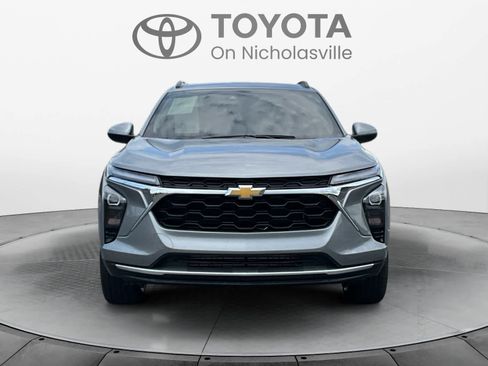 Used 2025 Chevrolet Trax LT w/ LT Convenience Package FWD image 8