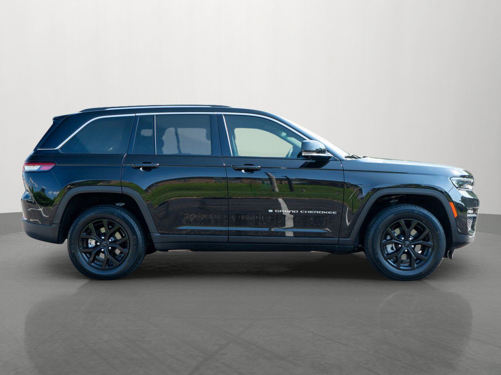 Used 2023 Jeep Grand Cherokee Limited w/ Luxury Tech Group II AWD/4WD image 8
